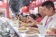 六爻测卦“嗦粉”经济火热 中国多地“食力”出圈